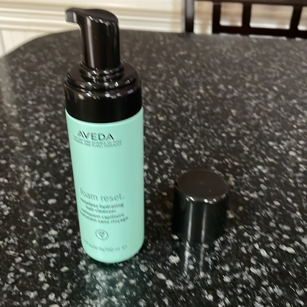 AVEDA Foam Reset rinseless hydrating hair cleanser - Picture 2 of 2